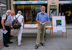Gnther Schindler am Informationsstand der NAIS AG1 am 12. Juli 2008