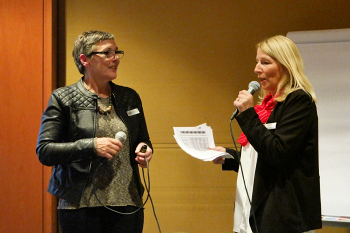 Elke Krmer (AWO KA-Land) und Christiane Rathgeb (Caritas Bruchsal) bei ihrem gemeinsamen Fachvortrag "Demenz geht uns alle an". Klicken Sie.