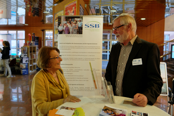 Annemarie Lebert (Seniorenrat und NAIS) und Wolfgang Ohder (Seniorenrat Stadt Bruchsal SSB) auf dem gemeinsamen Stand von NAIS und Seniorenrat (SSB)