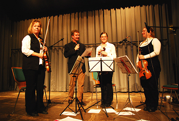 Violinen-Trio und Volker Falkenstein