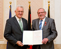 Ministerprsident Winfried Kretschmann, Rolf Freitag. Klicken Sie zur Pressemeldung.