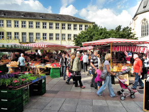Wochenmarkt vor dem Rathaus