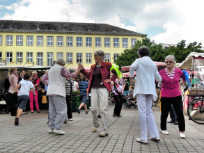Seniorentanzgruppe, Marktplatz, Rathaus