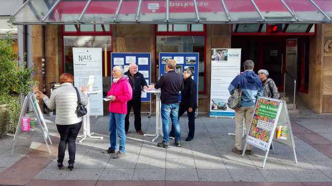 Infostand auf der Kaiserstrae. Klicken Sie fr ein greres Bild.