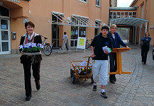 Vorbereitung der Wochenmarktaktion: Freiwillige Helfer auf dem Weg zum Marktplatz. Klicken Sie zum Vergrern.