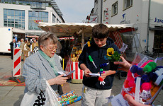 Die Wochenmarktaktion ist angelaufen: Bruchsalerinnen informieren sich und erhalten ein Blmchen. Klicken Sie zum Vergrern.