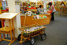 Vorbereitung der Wochenmarktaktion: Blick in den Eingagsbereich der Stadtbibliothek. Klicken Sie zum Vergrern.