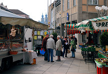 Wochenmarkt vor dem Rathaus. Im Hintergrund St. Peter.