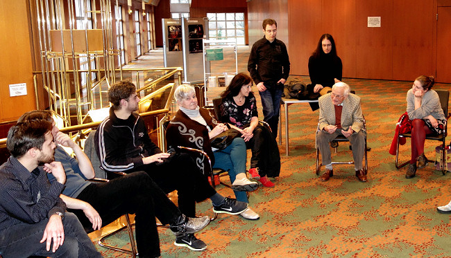 Theatergesprch nach der Vorstellung. Zusammen ins Theater. Foto Dieter Mller. Klicken Sie fr eine Vergrerung.