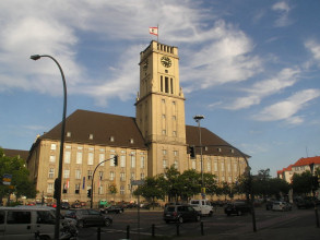 Sch�neberger Rathaus.  Das Rathaus Sch�neberg ist das Rathaus des Berliner Bezirks Tempelhof-Sch�neberg. Von 1945 bis 1993 tagte hier das Berliner Abgeordnetenhaus und von 1949 bis 1991 war es Sitz des Regierenden B�rgermeisters. Klicken Sie, um das Bild zu vergr��ern.